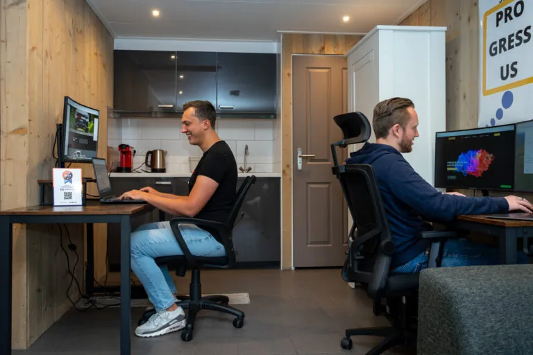 Richard en een collega aan het werk op het kantoor van Studio Progressus