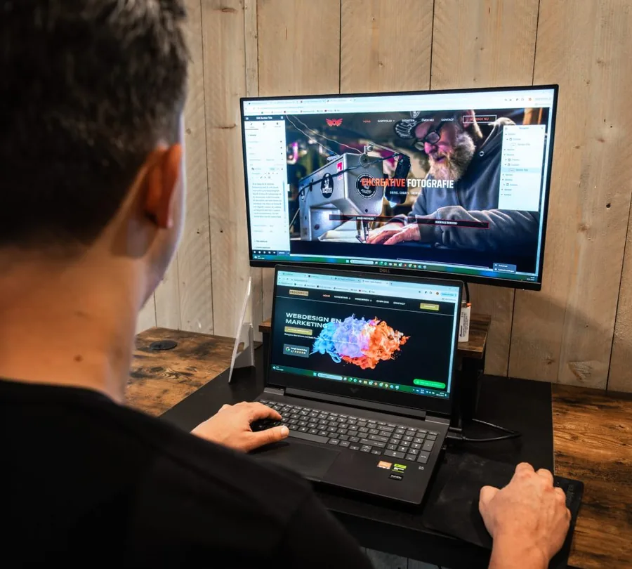 Richard bouwt met een collega aan een website in het kantoor van Studio Progressus